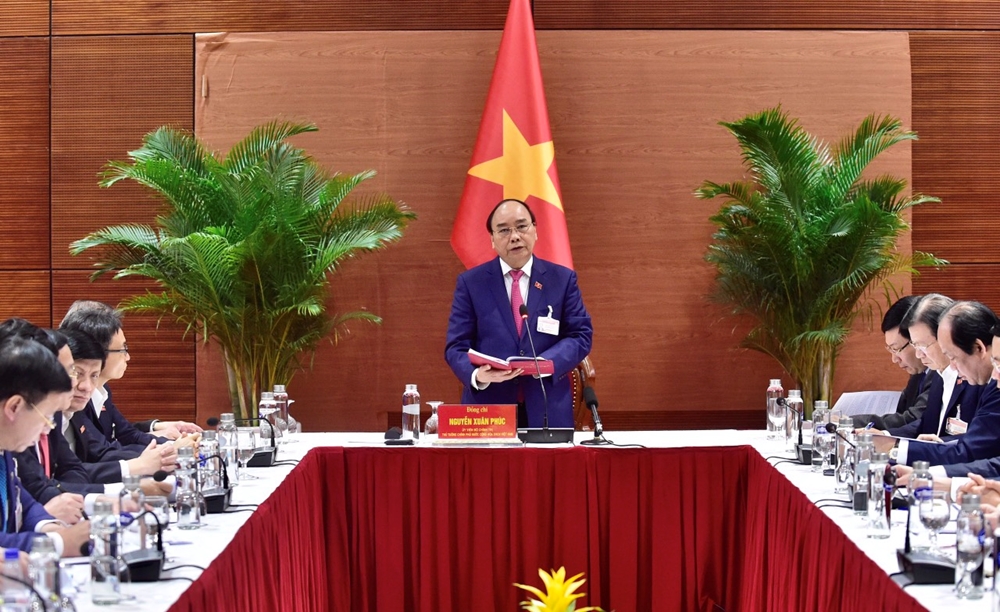 Thủ tướng Chính phủ Nguyễn Xuân Phúc chủ trì cuộc họp ở Trung tâm Hội nghị Quốc gia Mỹ Đình về công tác phòng, chống dịch Covid-19 ngay tại nơi diễn ra đại hội.